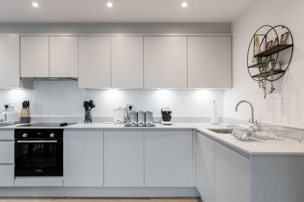 Stylish Town Centre Apartment, W Parking, Nr Beach Борнмут Экстерьер фото